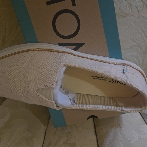 TOMS slip ons - Picture 3 of 5